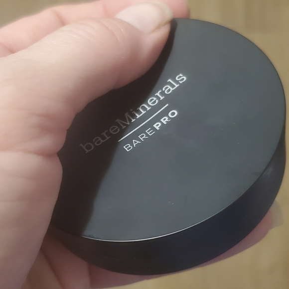New bareMinerals barePRO Performance Wear Powder Foundation. Fair 01 - Picture 4 of 7